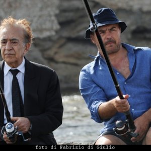 Tuccio Musumeci e Luca Zingaretti nell'episodio Il campo del vasaio de Il commissario Montalbano
