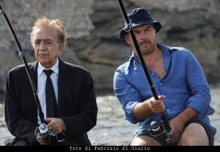 Tuccio Musumeci e Luca Zingaretti nell'episodio Il campo del vasaio de Il commissario Montalbano