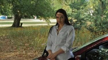 Béatrice Dalle in una scena del film Jimmy Rivière