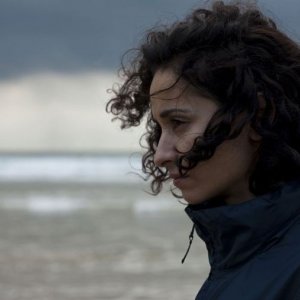 Primo piano di Rachida Brakni dal film La ligne droite