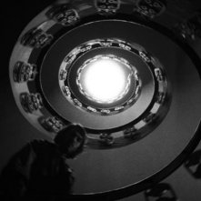 Una immagine hitchcockiana di Dharma Guns