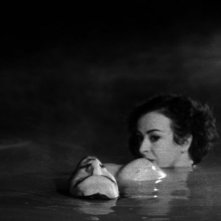 Una scena drammatica del film Dharma Guns