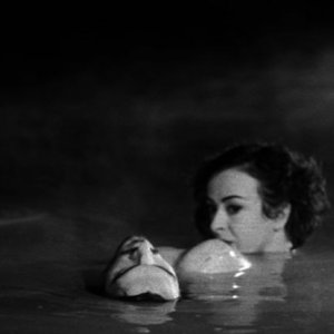 Una scena drammatica del film Dharma Guns