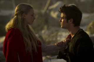Amanda Seyfried con Shiloh Fernandez in Red Riding Hood