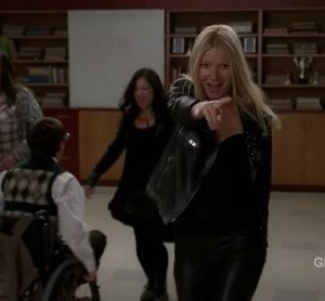 Gwyneth Paltrow in pista con i New Directions nell'episodio Sexy di Glee