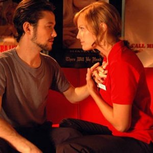 Joseph Gordon-Levitt con Malin Akerman in una scena del film Elektra Luxx