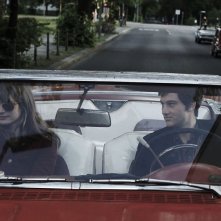 Lena Lauzemis ed August Diehl nel film Wer wenn nicht wir