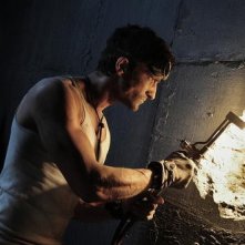 Mark (Axel Wedekind) lotta per sopravvivere in Iron Doors