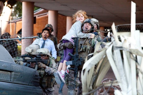 Michael Pena, Ne-Yo, Joey King e Aaron Eckhart in Battle: Los Angeles