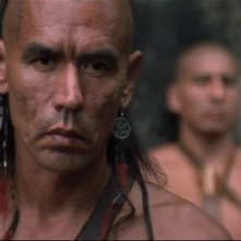 Wes Studi nel film L'ultimo dei mohicani (1992)