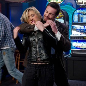 Chloe (Allison Mack) in una scena d'azione contro Amos Fortune (James Kidnie) nell'episodio Fortune di Smallville