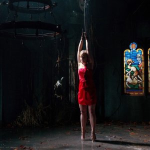 Chloe (Allison Mack) legata in una sequenza dell'episodio Masquerade di Smallville