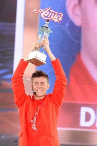 Amici 10: Denny Lodi con la coppa, dopo la vincita.
