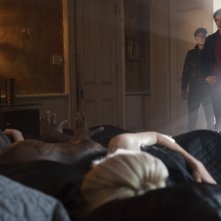 Brandon Routh e Sam Huntington sulla scena del crimine nel film Dylan Dog