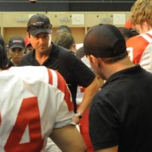 Kyle Chandler aka Coach Taylor in una scena dell'espisodio finale di Friday Night Lights Always