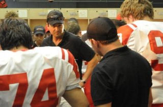 Kyle Chandler aka Coach Taylor in una scena dell'espisodio finale di Friday Night Lights Always