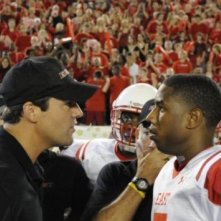 Kyle Chandler e Michael B. Jordan in una scena dell'espisodio finale di Friday Night Lights Always