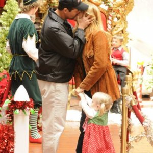 Kyle Chandler, Madilyn Landry e Connie Britton in una scena dell'espisodio finale di Friday Night Lights Always