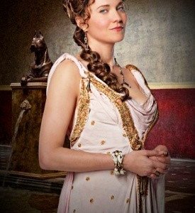 Lucy Lawless in una foto promozionale della serie Spartacus: gods of the arena