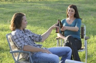 Taylor Kitsch e Adrianne Palicki in una scena dell'espisodio finale di Friday Night Lights Always