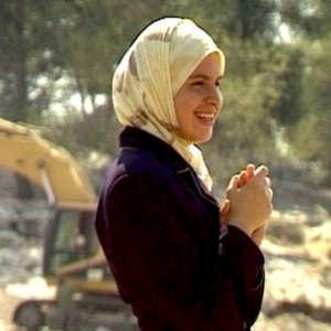 Una donna musulmana prega in una scena di Budrus