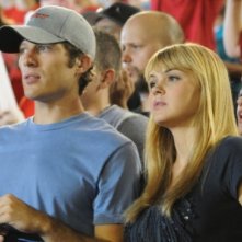 Zach Gilford e Aimee Teegarden in una scena dell'espisodio finale di Friday Night Lights Always
