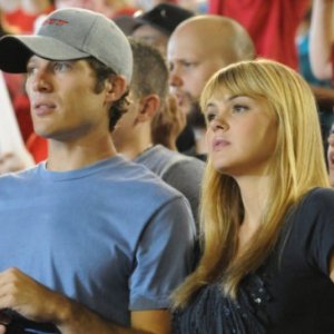 Zach Gilford e Aimee Teegarden in una scena dell'espisodio finale di Friday Night Lights Always