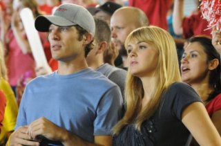 Zach Gilford e Aimee Teegarden in una scena dell'espisodio finale di Friday Night Lights Always