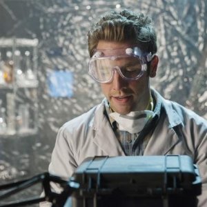 Bret Harrison nell'episodio Uneasy Lies the Head di V