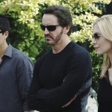 Charles Mesure, Elizabeth Mitchell e Zak Santiago in una faccia dell'episodio Uneasy Lies the Head di V