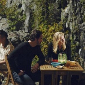 Charles Mesure, Elizabeth Mitchell e Zak Santiago nell'episodio Uneasy Lies the Head di V