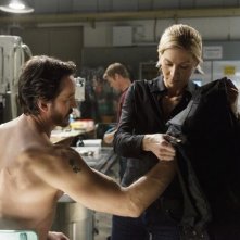 Elizabeth Mitchell e Charles Mesure nell'episodio Uneasy Lies the Head di V