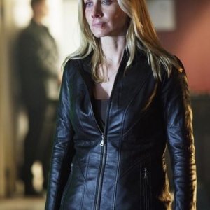 Elizabeth Mitchell nell'episodio Siege di V