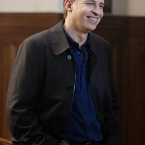 Jay Karnes in una scena dell'episodio Unholy Alliance di V