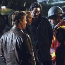Joel Gretsch, Elizabeth Mitchell, Charles Mesure e Bret Harrison nell'episodio Devil in a Blue Dress di V