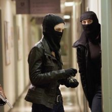 Joel Gretsch, Elizabeth Mitchell e Charles Mesure nell'episodio Uneasy Lies the Head di V