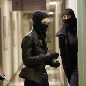 Joel Gretsch, Elizabeth Mitchell e Charles Mesure nell'episodio Uneasy Lies the Head di V