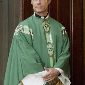 Joel Gretsch in una scena dell'episodio Unholy Alliance di V