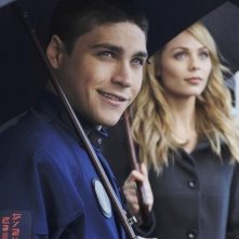 Logan Huffman e Laura Vandervoort in una scena dell'episodio Devil in a Blue Dress di V