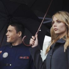 Logan Huffman e Laura Vandervoort nell'episodio Devil in a Blue Dress di V