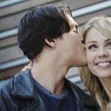 Logan Huffman e Laura Vandervoort nell'episodio Siege di V