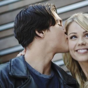 Logan Huffman e Laura Vandervoort nell'episodio Siege di V