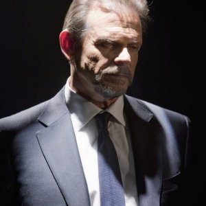 Marc Singer nell'episodio Mother's Day di V