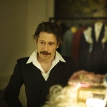Mathieu Amalric in una scena di Tournée