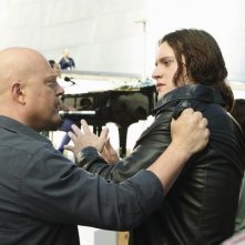 Michael Chiklis e Luke Kleintank nell'episodio No Ordinary Animal di No Ordinary Family