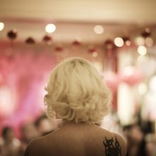 Miranda Colclasure di spalle nel film Tournée