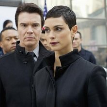 Morena Baccarin e Martin Cummins nell'episodio Mother's Day di V