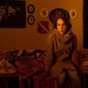 Noomi Rapace in un momento drammatico del film Beyond