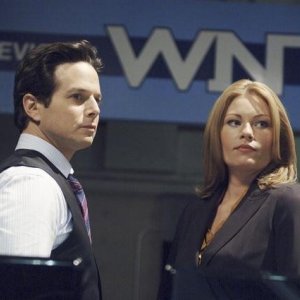 Ona Grauer e Scott Wolf in una scena dell'episodio Devil in a Blue Dress di V