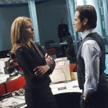 Ona Grauer e Scott Wolf nell'episodio Devil in a Blue Dress di V